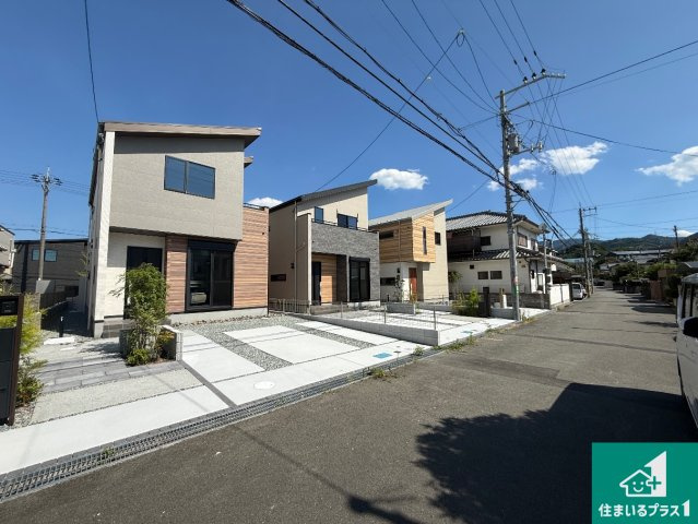河内長野市南花台　新築一戸建ての前面道路含む現地写真|周辺は閑静な住宅街！前面道路広々で車の出し入れも便利です。駐車が苦手な方でも安心して車庫入れできます！