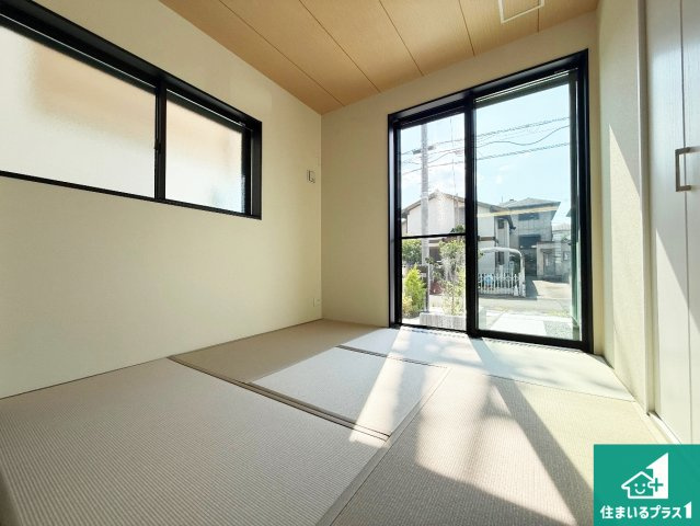 河内長野市南花台　新築一戸建ての和室|一室あると便利な和室は客間としてだけでなく、小さなお子様のプレイルームや食後のくつろぎスペースとしてもご利用いただけます。収納もついていますので大活躍間違いなし！