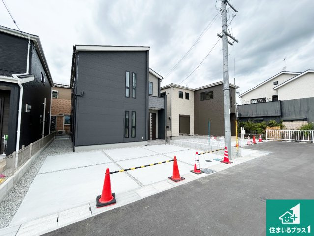 ●5(土)6(日)現地案内可能！　北葛城郡広陵町三吉大垣内の前面道路含む現地写真|周辺は閑静な住宅街！前面道路広々で車の出し入れも便利です。駐車が苦手な方でも安心して車庫入れできます！