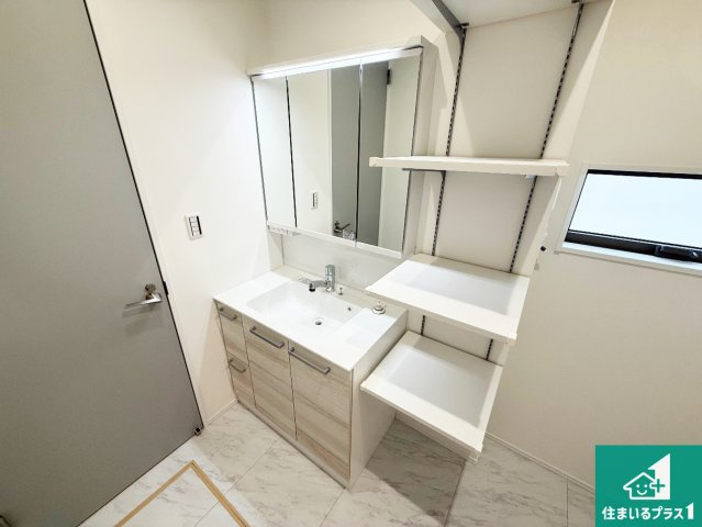河内長野市南花台　新築一戸建ての独立洗面台|清潔感のある洗面台です。フラットな鏡は掃除がしやすく毎日清潔！鏡裏には収納があるのでスッキリとした洗面台が保てます。