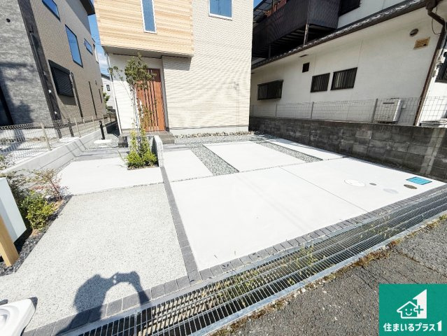 河内長野市南花台　新築一戸建ての駐車場|並列２台駐車可能！ゆとりの駐車スペースで車庫入れもスムーズ！