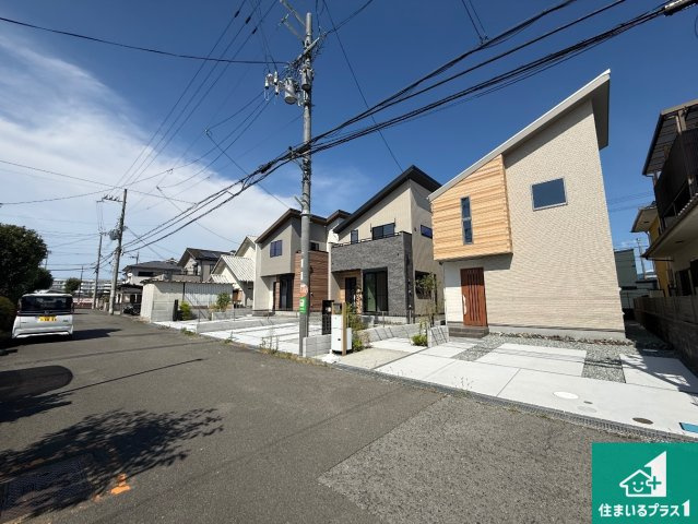 河内長野市南花台　新築一戸建ての前面道路含む現地写真|周辺は閑静な住宅街！前面道路広々で車の出し入れも便利です。駐車が苦手な方でも安心して車庫入れできます！