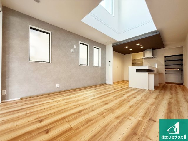 河内長野市南花台　新築一戸建ての居間・リビング|シンプルなリビングは、観葉植物等のインテリアを楽しめますね！パパ好みにも、ママ好みにも家具次第で雰囲気を変えることができます！
