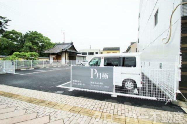 善通寺コーポの駐車場