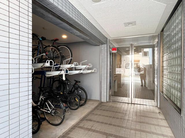 横浜市西区中央１丁目の賃貸マンションのエントランス