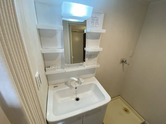 岡崎グランドハイツの独立洗面台|身支度しやすい温水シャワー付洗面化粧台付き独立洗面台。