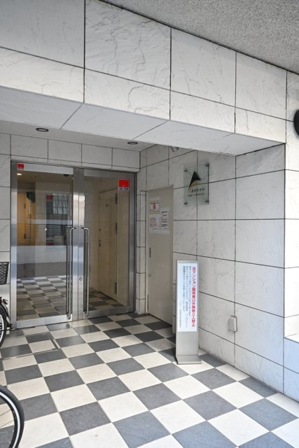 アデッソ新宿若松町のエントランス|毎日通るエントランスはこのようになっています