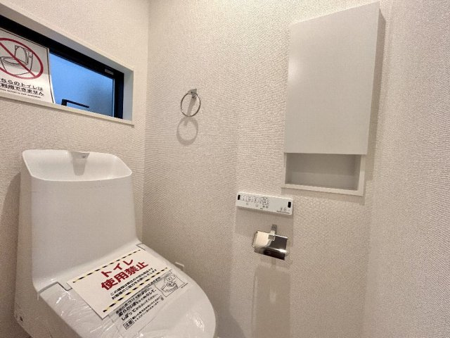 所沢市所沢新町　新築一戸建　西武新宿線　新所沢のトイレ|1Fトイレでございます。
リモコン式のウォシュレットを搭載したデザイントイレを採用しております。