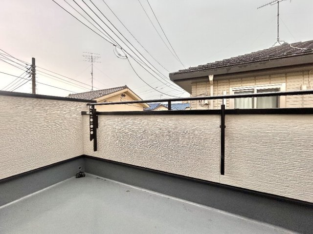 所沢市所沢新町　新築一戸建　西武新宿線　新所沢のバルコニー|南向きのバルコニーは2部屋に跨り、奥行きも広々設計です。