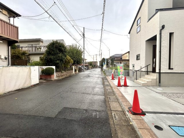 所沢市所沢新町　新築一戸建　西武新宿線　新所沢の前面道路含む現地写真|見通しの良い幅員約6ｍの公道に面しております。