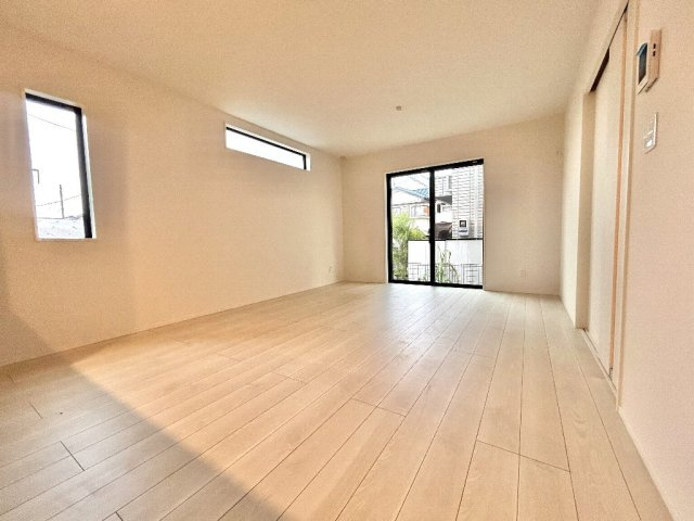 所沢市所沢新町　新築一戸建　西武新宿線　新所沢の居間・リビング|リビングを南側の開口部向きに撮影しております。
3面採光を実現しております。
