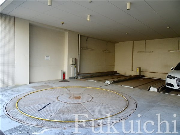 エスティメゾン都立大学の駐車場