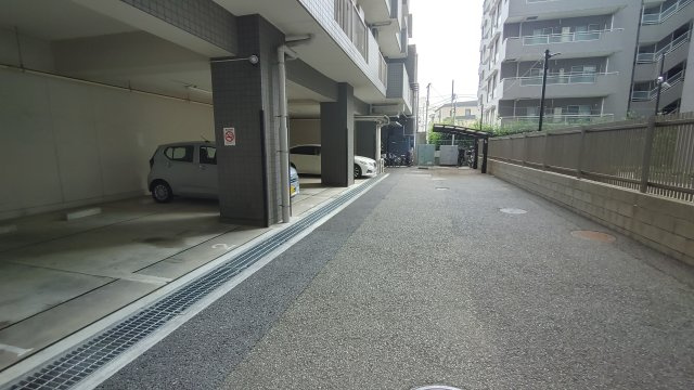 アルテサーノ調布の駐車場|※他部屋参考写真