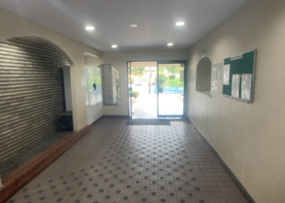 【エントランス】 | ネオコーポ町田 | マンションのエントランスには、もともと風よけや防犯の役割がありますが、マンションによって宅配ボックスなどの設備が備わっている所もあります。日々の生活をイメージしながら生活しやすさをチェックしましょう。