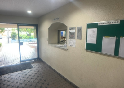 【受付】 | ネオコーポ町田 | 受付はマンションコンシェルジュがいる場合もあれば、管理人が滞在する小部屋を総称して呼ぶことがあります。主にエントランスに設置されていることから、防犯面でも期待ができます。防犯設備がない場合はより安心！