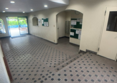 【ロビー】 | ネオコーポ町田 | ロビーというと、エントランスと何がちがうの？と思いますよね。実はロビーとエントランスには明確な決まりはありません。物件によっては、エントランスを入って広がるある程度の広さのある空間がロビーとなります。