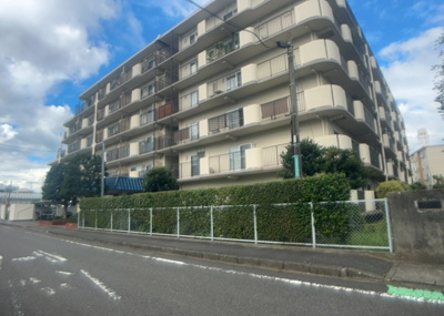 【外観】 | ネオコーポ町田 | 隣家の土地はどうなっているのか、生活利便施設が近くにあるのか、学校まで近いかなど、お客様のライフスタイルにあわせたイメージが重要です。また、近くにあると困る施設が近くにないかも確認するといいでしょう。
