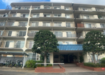 【現況写真】 | ネオコーポ町田 | 道幅が広い場所は日当たりや風通が良好です。幅が広いのですれ違いも可能ですし大きな車でも駐車可能！一方で、大型車が通ることも多くなるため交通量の増加により騒音に繋がります。また土地の値段が高くなります。