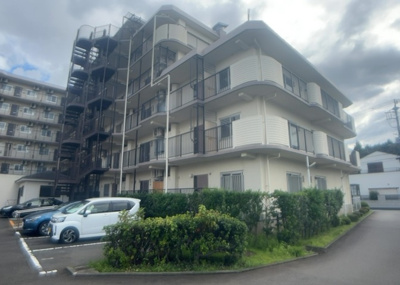 【構造・工法・仕様】 | ネオコーポ町田 | ＲＣ造、Reinforced Concreteは直訳すると補強されたコンクリートです。主に柱や梁・床・壁が鉄筋とコンクリートで構成おり、鉄筋を組んだ型枠にコンクリートを流し込んで固めたものを指します。