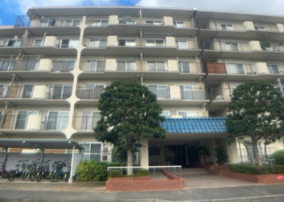【外観】 | ネオコーポ町田 | 外観はマンション管理がされているかの目安になります。築年数が古いと、壁面は劣化してひび割れが生じることも！建物が古びていても細かいところが修繕されていると、きちんと管理されているなぁと感じるでしょう。