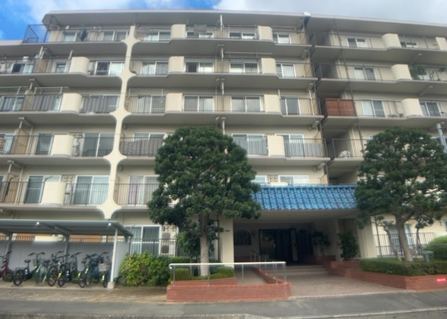 【外観】 | ネオコーポ町田 | 外観はマンション管理がされているかの目安になります。築年数が古いと、壁面は劣化してひび割れが生じることも！建物が古びていても細かいところが修繕されていると、きちんと管理されているなぁと感じるでしょう。