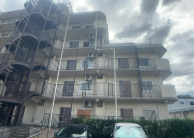 【バルコニー】 | ネオコーポ町田 | 一般的なバルコニーは、奥行1.5ｍ程ですが、ワイルドバルコニーは2ｍまで広がっています。そのため洗濯物の間隔をあけ干すことができ、乾きやすいというメリットや、ガーデニングが楽しめる等の特徴があります。