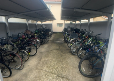 【駐車場】 | ネオコーポ町田 | 車一台あたりに必要なスペースは、標準サイズの普通自動車で横幅2m50cm、長さ5mは必要になります。ただし、乗降のことも考慮して横幅3m30cm、長さ5m50cmほどは確保できるところを選びましょう。