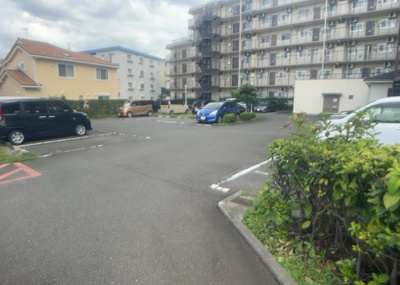 【駐車場】 | ネオコーポ町田 | 駐車場と明記されていても、最小スペースでつくられた駐車場だと大型車は駐車できなかったり、出入りしにくくなったりする可能性があります。お車のサイズと購入したい物件の駐車場のサイズを現地で確認しましょう。