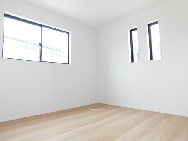 清須市中河原の新築一戸建の洋室|◇２階洋室◇　　明るい洋室６．０６帖　全居室収納完備！