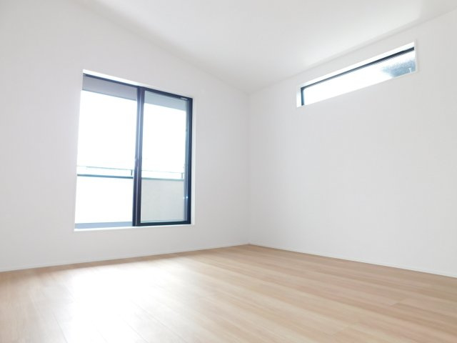清須市中河原の新築一戸建の洋室|◇２階洋室◇　　明るい洋室８．５帖　ウォークインクローゼット＋納戸完備！　バルコニー付き♪　　