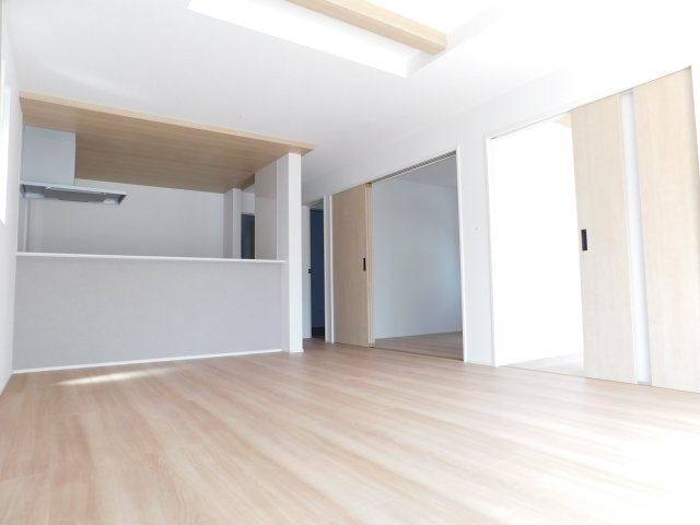清須市中河原の新築一戸建の居間・リビング|◇リビング◇　　明るいリビング１７．０帖　続き間で２２．２５帖の広々空間になります♪