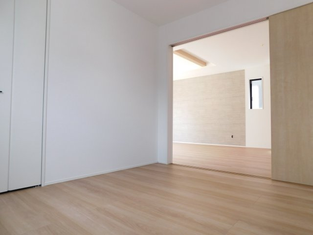 清須市中河原の新築一戸建の洋室|◇１階洋室◇　　明るい洋室５．２５♪　全居室収納完備！　リビングの続き間として利用できます！