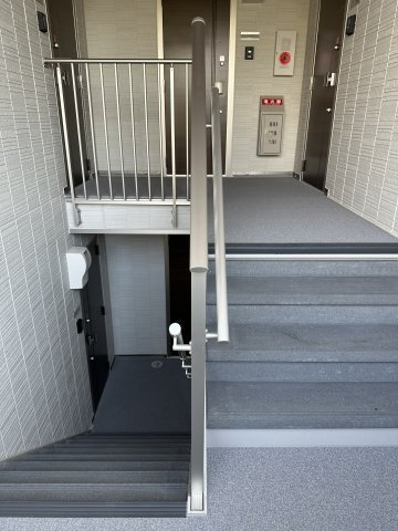 オーヴェスト深大寺のエントランス
