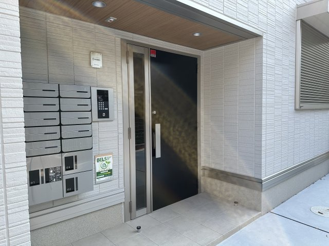 オーヴェスト深大寺のエントランス
