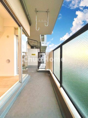 ガーデンプラザ柴又弐番館のバルコニー|【バルコニー】幅もあって、奥行きもあるゆとりのバルコニー。洗濯物を干したり乾かしたりだけでなく、ただ出てみるだけでも気持ちいいですよ。