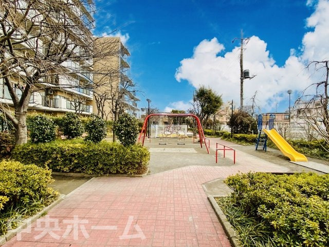 ガーデンプラザ柴又弐番館の中庭|【敷地内公園】敷地内には緑が多く住環境良好です。お子様の遊び場に最適ですね。