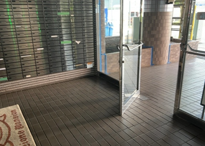 【エントランス】 | ライオンズマンション相模原第七 | マンションのエントランスには、もともと風よけや防犯の役割がありますが、マンションによって宅配ボックスなどの設備が備わっている所もあります。日々の生活をイメージしながら生活しやすさをチェックしましょう。