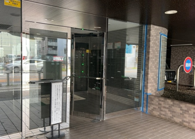 【玄関】 | ライオンズマンション相模原第七 | 玄関は家の顔でもあり、家族以外の目にも止まる場所です。玄関は外との間を仕切る扉、靴などをしまっておく収納スペース、靴脱ぎのたたきスペース、来客とのやり取りをするドアホンなど複数のアイテムからなります。