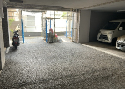 【駐車場】 | ライオンズマンション相模原第七 | 車一台あたりに必要なスペースは、標準サイズの普通自動車で横幅2m50cm、長さ5mは必要になります。ただし、乗降のことも考慮して横幅3m30cm、長さ5m50cmほどは確保できるところを選びましょう。