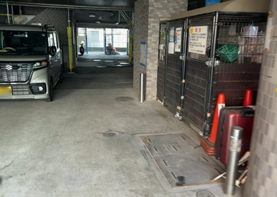 【駐車場】 | ライオンズマンション相模原第七 | 駐車場と明記されていても、最小スペースでつくられた駐車場だと大型車は駐車できなかったり、出入りしにくくなったりする可能性があります。お車のサイズと購入したい物件の駐車場のサイズを現地で確認しましょう。