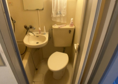【トイレ】 | マドレーヌ子安町 | トイレは大きさや形、機能、抗菌性などが異なる多種多彩なタイプが各メーカーから出ています。それぞれに良さがあるため、事前にどういったタイプのトイレがいいのかをご家庭内で決めて、内見に行くといいでしょう。