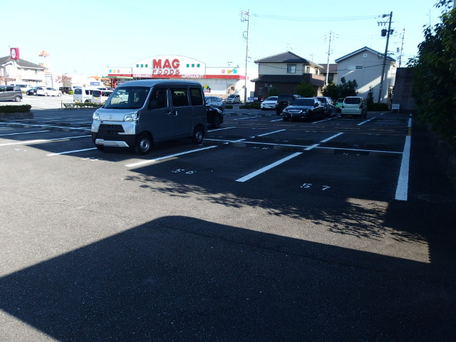 ラフィーネＫの駐車場