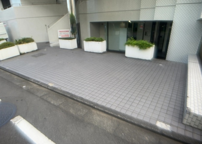 【庭】 | メゾン・ド・ノア明神町 | 物件によっては、入居者が個人的に使用できる専用庭がついているものもあります。また、住宅の中にある土間の部分を庭と呼ぶこともあります。庭の用途は住む人によって変わり、それによってデザインもさまざまです。