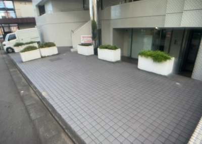 【中庭】 | メゾン・ド・ノア明神町 | 中庭（パティオ）とは、一つの建築物の内部に設けられた、壁などで囲われている庭のことを指します。コの字型、ロの字型が主流ですが、L字型の中庭もあります。最近では、インテリア性の高さからも人気があります。