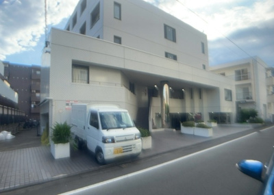【外観】 | メゾン・ド・ノア明神町 | 隣家の土地はどうなっているのか、生活利便施設が近くにあるのか、学校まで近いかなど、お客様のライフスタイルにあわせたイメージが重要です。また、近くにあると困る施設が近くにないかも確認するといいでしょう。