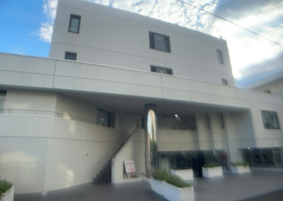 【構造・工法・仕様】 | メゾン・ド・ノア明神町 | ＲＣ造、Reinforced Concreteは直訳すると補強されたコンクリートです。主に柱や梁・床・壁が鉄筋とコンクリートで構成おり、鉄筋を組んだ型枠にコンクリートを流し込んで固めたものを指します。