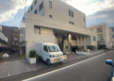 【外観】 | メゾン・ド・ノア明神町 | 外観はマンション管理がされているかの目安になります。築年数が古いと、壁面は劣化してひび割れが生じることも！建物が古びていても細かいところが修繕されていると、きちんと管理されているなぁと感じるでしょう。