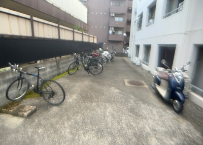 【駐車場】 | メゾン・ド・ノア明神町 | 車一台あたりに必要なスペースは、標準サイズの普通自動車で横幅2m50cm、長さ5mは必要になります。ただし、乗降のことも考慮して横幅3m30cm、長さ5m50cmほどは確保できるところを選びましょう。