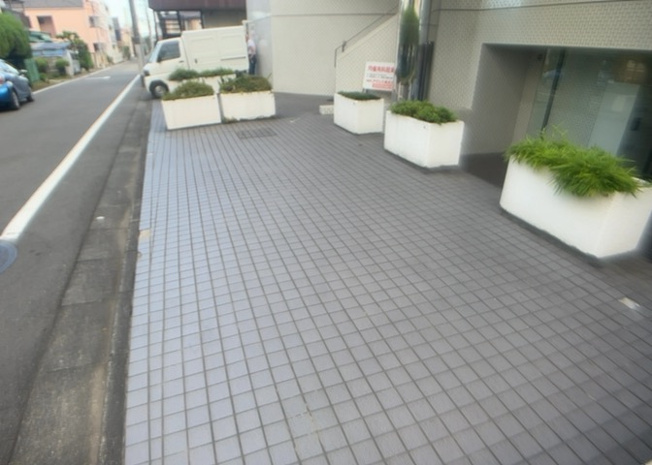 【駐車場】 | メゾン・ド・ノア明神町 | 駐車場と明記されていても、最小スペースでつくられた駐車場だと大型車は駐車できなかったり、出入りしにくくなったりする可能性があります。お車のサイズと購入したい物件の駐車場のサイズを現地で確認しましょう。