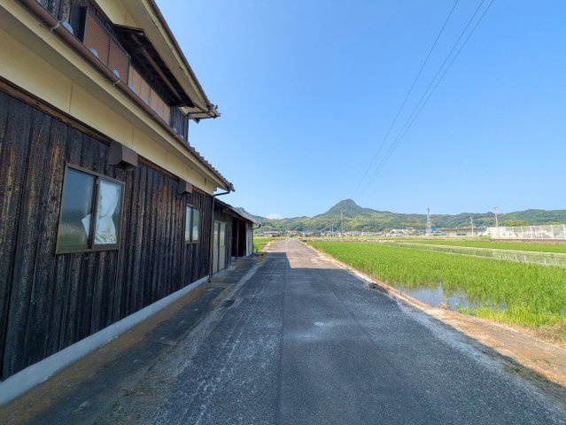 中通土地の前面道路含む現地写真